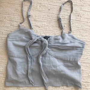  - Superfint ljusblått linne från Brandy Melville. Kort och tight runt bysten.