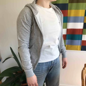  - Ljusgrå Hoodie med dragkedja från cubus. Har en fläck vid ärmen, går nog bort med fläckborttagning. 