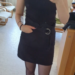 Divided jeanskjol str 38 - Använd en gång. Mjuk jeanskjol fråm Divided, HM. Bälte med samma tyg som kjolen, fickor fram och bak. Frakt inkluderad i priset, finns i Göteborg. Jag har Swish! 