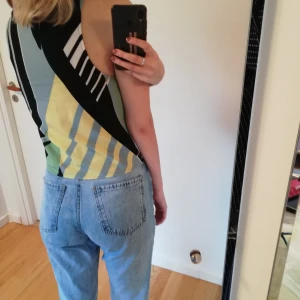 Mönstrat linne 80-talsstil - Grafiskt mönstrat linne från Weekday, strl XS men oversize. 120 kr, frakt tillkommer ✨