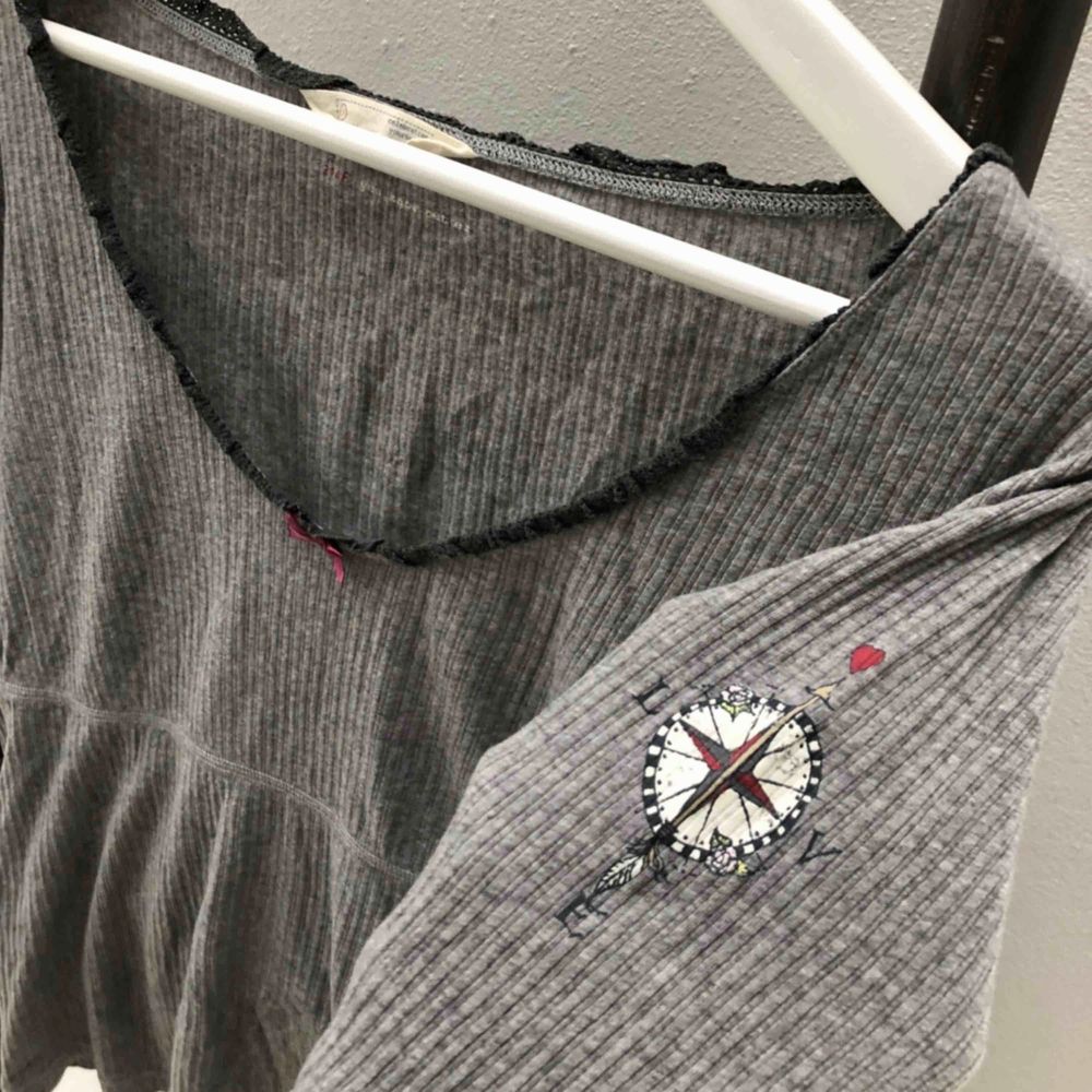 En superfin grå tröja från Odd Molly med fina detaljer. Passar till både Jeans och Kjol!💛 Frakten ligger på 63kr✨. Tröjor & Koftor.