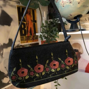  - finfin väska med blommor på, frakt 42kr kan tänka mig sänka priset på väskan lite💙