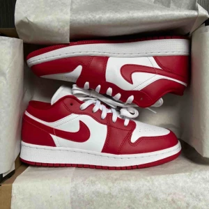  - HELT NYA, oanvända Jordan 1s i storlek 38,5. Möts i Sthlm, kan eventuellt frakta mot fraktkostnad. Tar bud från 600!  Kom gärna med bud i kommentarerna Bin 950kr  Lowest ask på stockX 93$ GOAT bin 95$