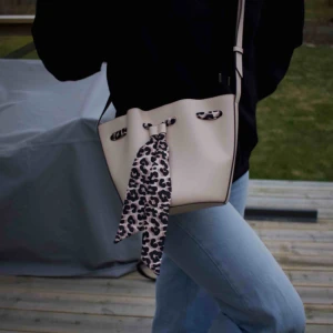  - Säljer min pärla för att jag har för många väskor 🥺 superbra skick! går nog att byta scarf i den, även reglera band. Köpare står för frakt 💖