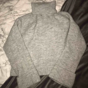  - Fin stickad tröja från ginatricot, nypris 300 kr💓lite nopprig men annars jätte mysig och fin🥰