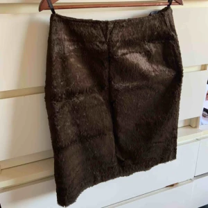 Brun pälskjol - Unik vintage  pennkjol i brun fuskpäls inhandlad i Amsterdam🌟 Fodrad  