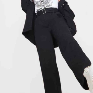  - (Säljer åt en vän) Byxor från Prettylittlething i strl 32, aldrig använda, förpackningen kvar