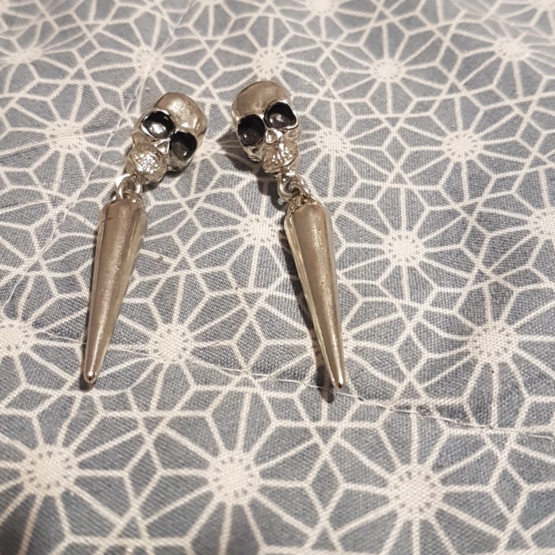 Ett par dödskalleörhänhen  - 91
