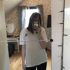  - Vit T-shirt med Kalle anka tryck på! Aldrig använd 