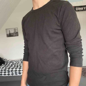  - Långärmad svart tröja. Bra skick men tyvärr för liten för mig.