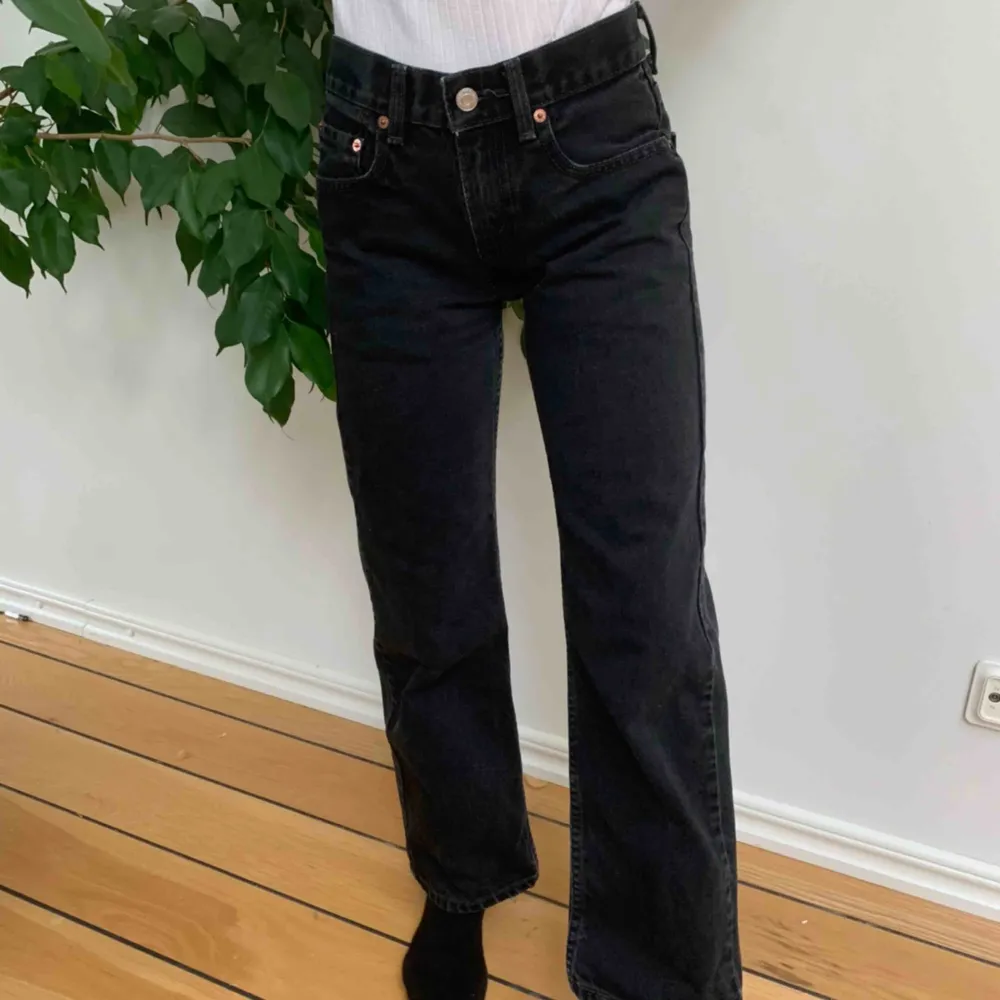 Äkta levi’s jeans i fint skick, lite bootcut form. storlek w26 l26❣️. Jeans & Byxor.