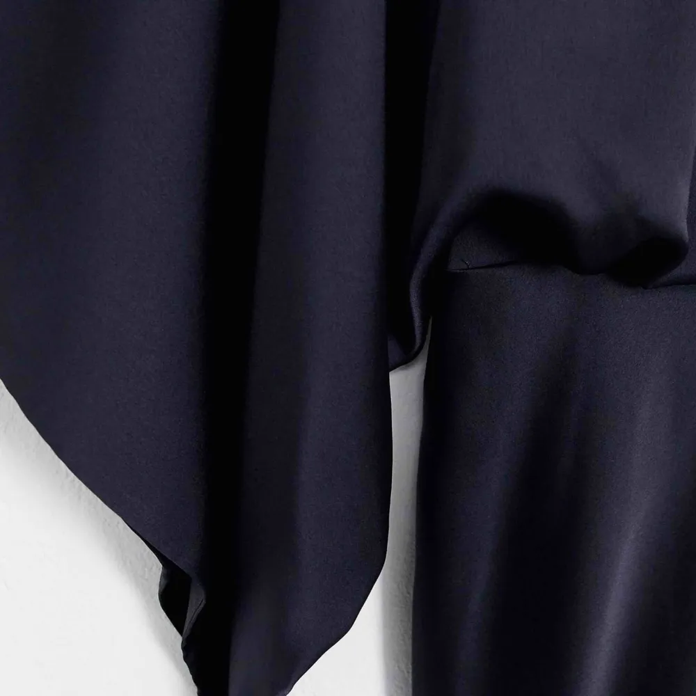Vacker balklänning i silkesmaterial från ASOS. Aldrig använd utan bara testad! Säljes pga. hittat en annan balklänning. Bilderna är tagna från asos egna sida för att visa hur klänningen sitter på.  Tar emot bud! . Klänningar.