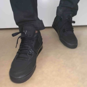  - Helt nya oanvända Air Jordan 4 i storlek 38,5 passar super bra till all outfits  Anledning till att jag ej behåller dessa är för att skorna är för små 