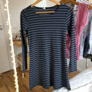  - Långärmad klänning från BDG (köpt på Urban outfitters). I fint skick, frakt tillkommer🌸