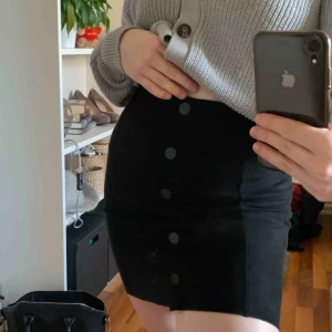  - Svat kjol i fejk-mocka. Köpt i somras på Malta men har inte kommit tillbanvändning, därav nyskick! Dragkedja på baksidan. Köparen står för frakt 💖