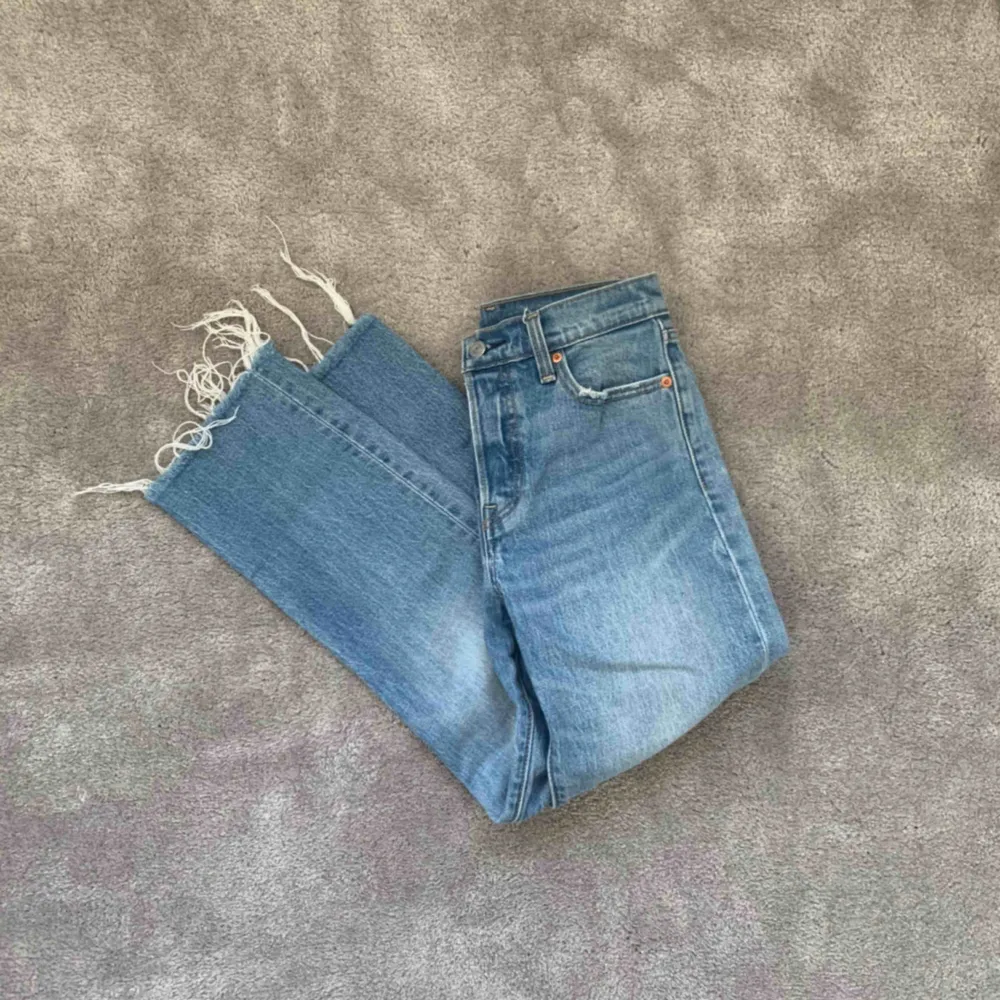 Säljer dessa superfina Levi’s Jeansen i storlek 26. Inget att anmärka på. Jeans & Byxor.