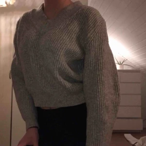  - Varm stickad tröja grå i storleken s. Säljer för 70kr skriv för mer bilder!