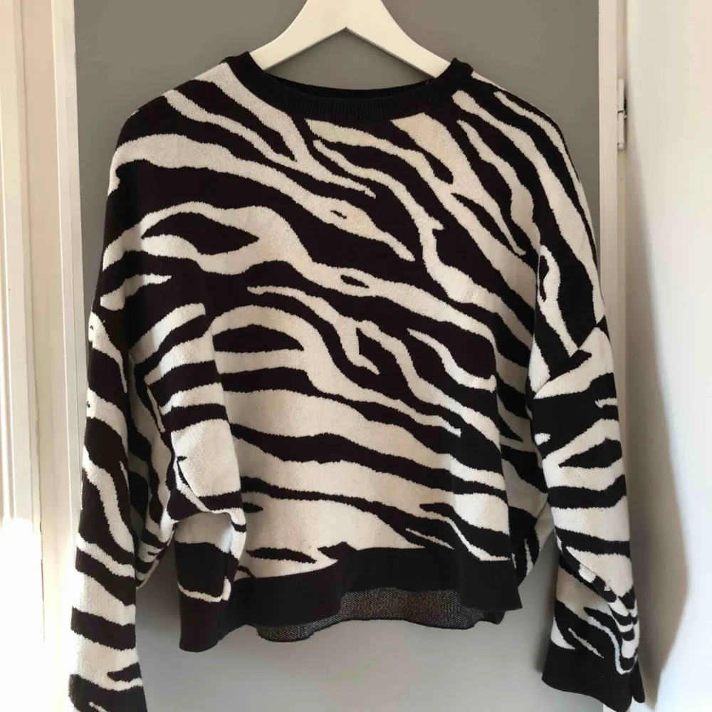 Supersnygg zebramönstrad tröja. Varsamt använd. Kontakta mig för ytterligare bilder. FRAKT INGÅR!. Tröjor & Koftor.