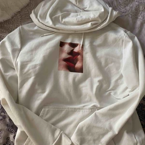  - En jättefin I STAY hoodie från Carlings. Använd några fåtal gånger men är i jättebra skick. Kommer inte ihåg nypriset men säljer för 150kr, köparen står för frakt☺️