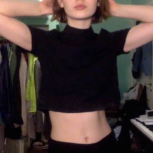  - Fin blus från monki! Storlek S, originalpris 250-300? Fin ryggdetalj och turtleneck