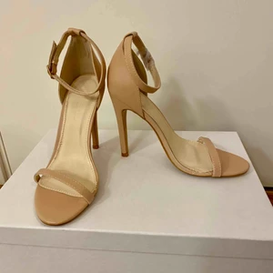  - Oanvända klackskor med smal klack. Smal remsa över främre foten. 