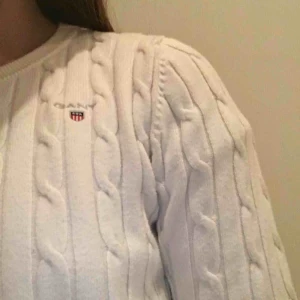  - En vit fräsch Gant tjock tröja ord.pris 1299:-    Frakt betalas av köparen 59kr.
