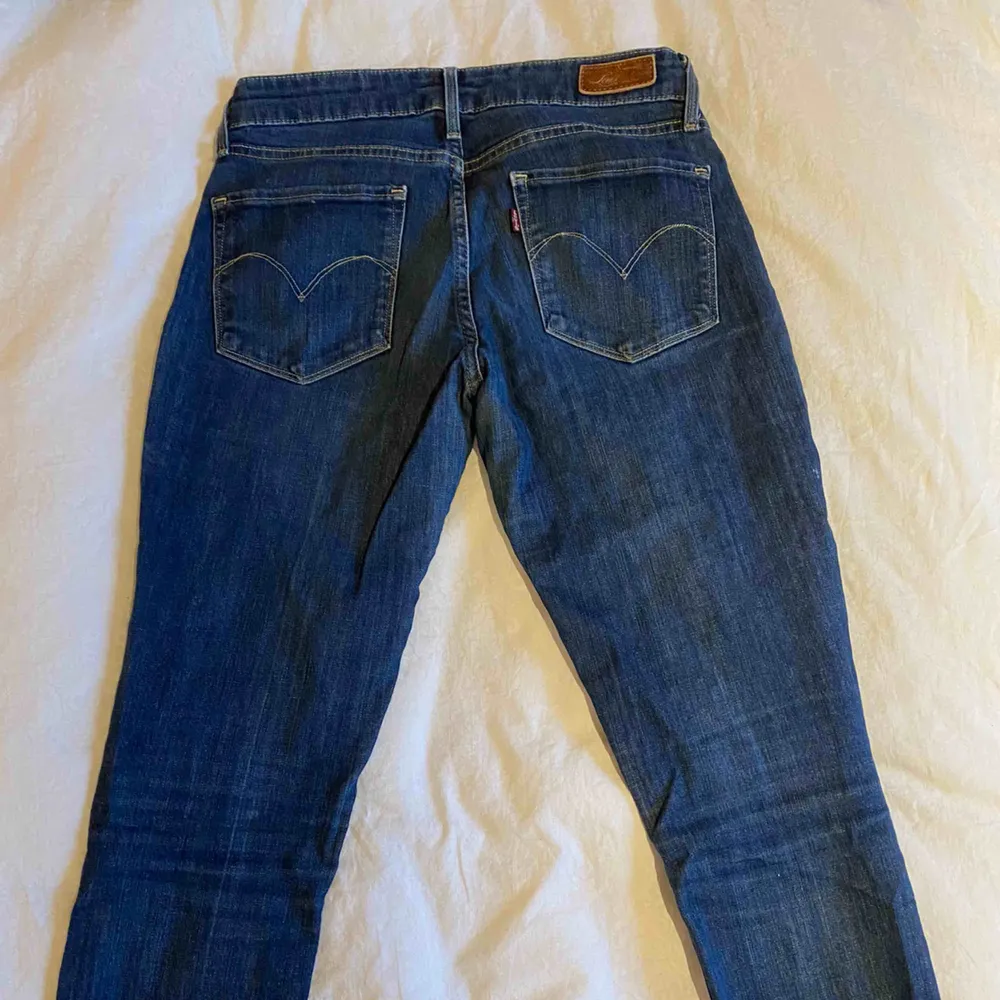 2 par exakt likadana lågmidjade mörkblå jeans från Levi’s☺️ 150kr styck 250 för båda🥰. Jeans & Byxor.
