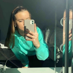  - Assnygg och skön vintage sweatshirt. Underbar färg som verkligen syns! Eventuell frakt tillkommer :)