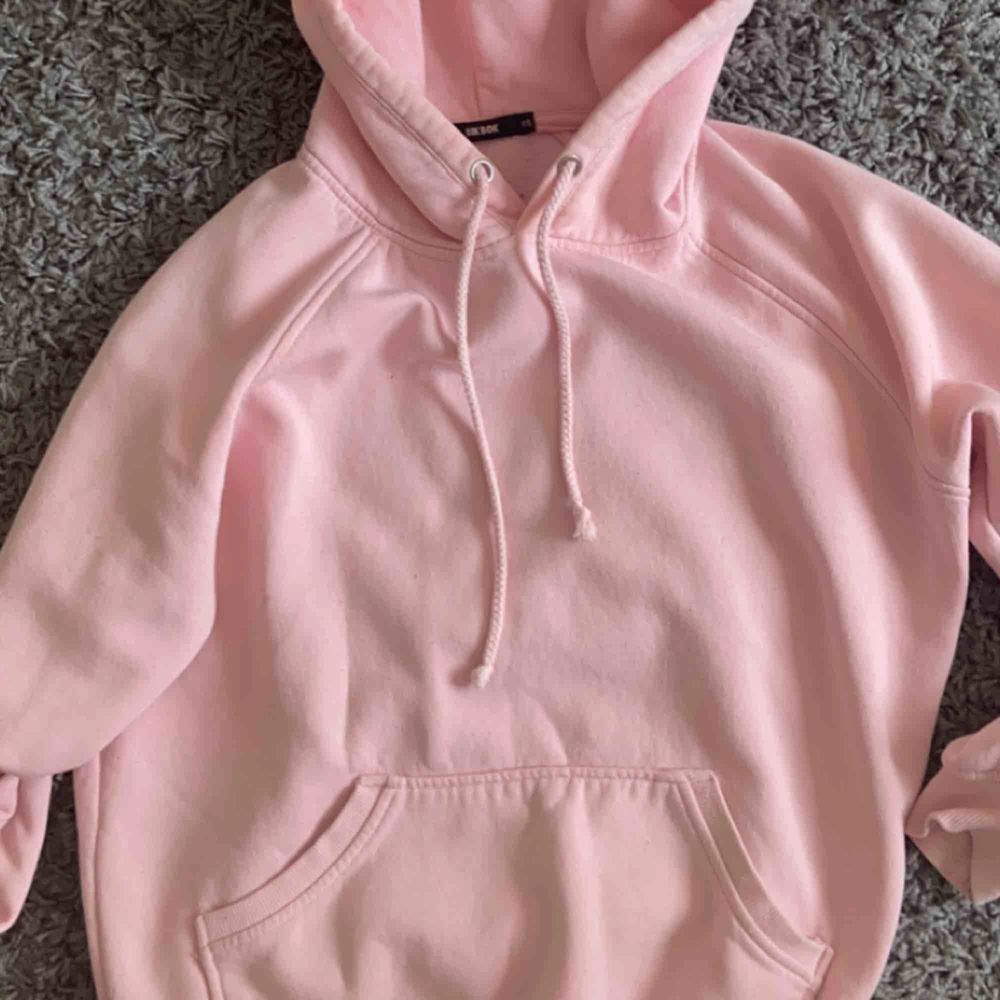 Najs rosa hoodie från bikbok. | Plick Second Hand
