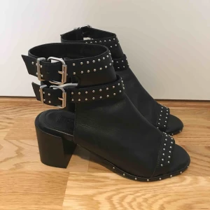  - Skorna är Max 2 år gamla men använda ett fåtal gånger.  Dem passar utmärkt till ett par jeans bara eller om man vill maxa sin outfit. Säljer pga ingen plats. 
