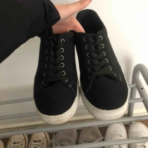  - svart skön sko, passar till alla tillfällen och kläder