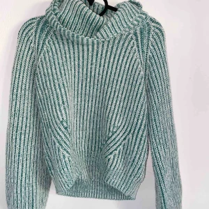  - Så fin stickad tröja men jätte mysig krage. Säljer då jag inte tycker färgen passar mig. Använd 1 gång