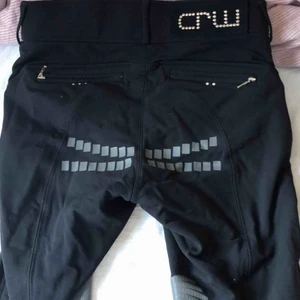  - Ridbyxor med knä och Rump skoning, skickar bild på skoningen i dm då hela bilderna ej får plats i annonsen nypris 1000kr mitt pris 579kr ink frakt något små i storlek så skulle säga mer som 36