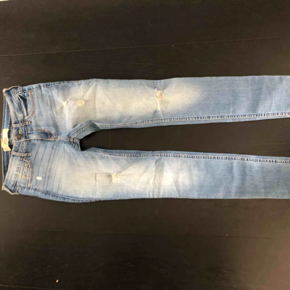 Slim jeans från hollister med slitningar. Knappast använda och i mycket bra skick💕. Jeans & Byxor.