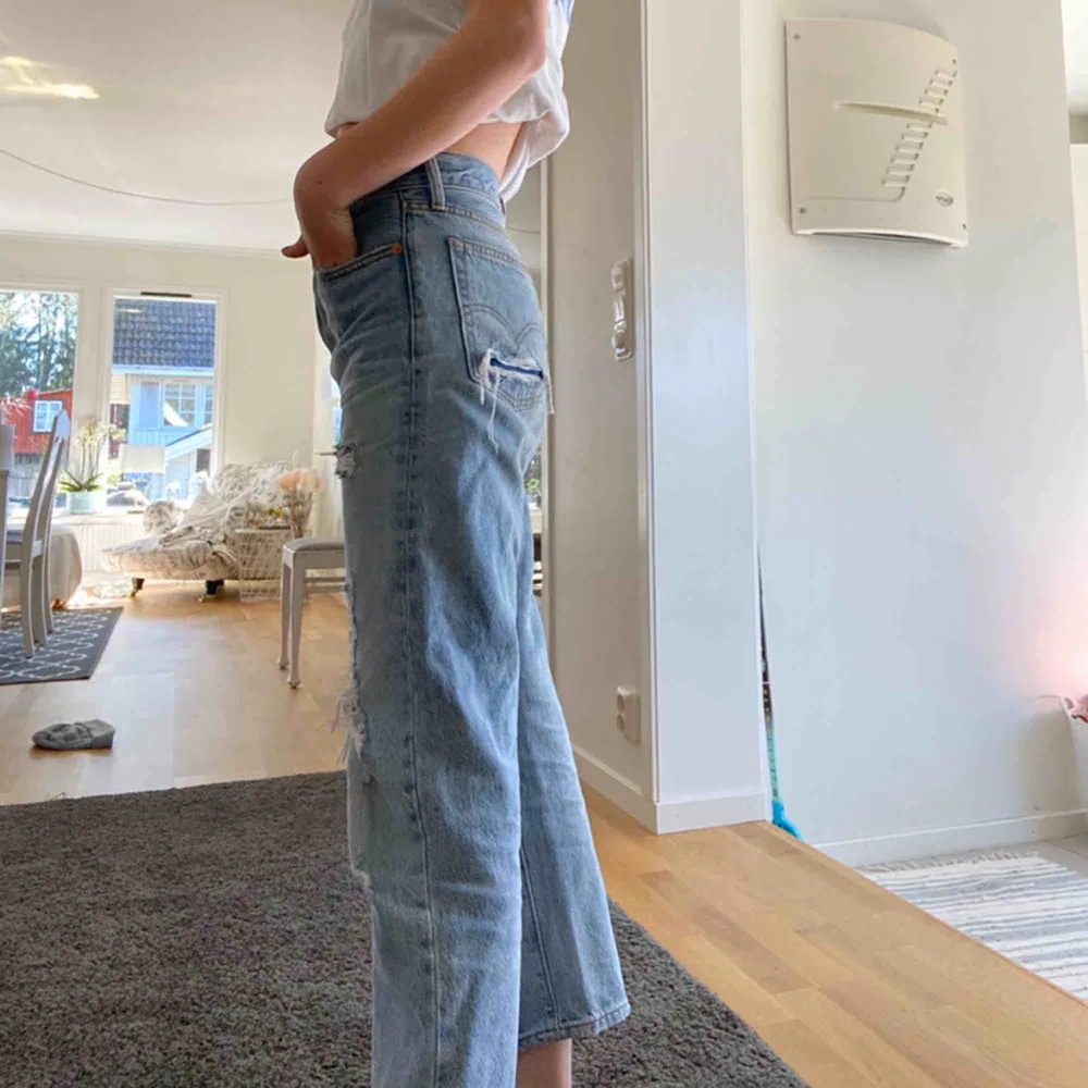 Levis jeans strö 28!  Jag har normalt storlek 25/26 o är oversized på mig. Köpta för 1000 i usa för 0.5 år sedan o sparsamt använda. Jeans & Byxor.