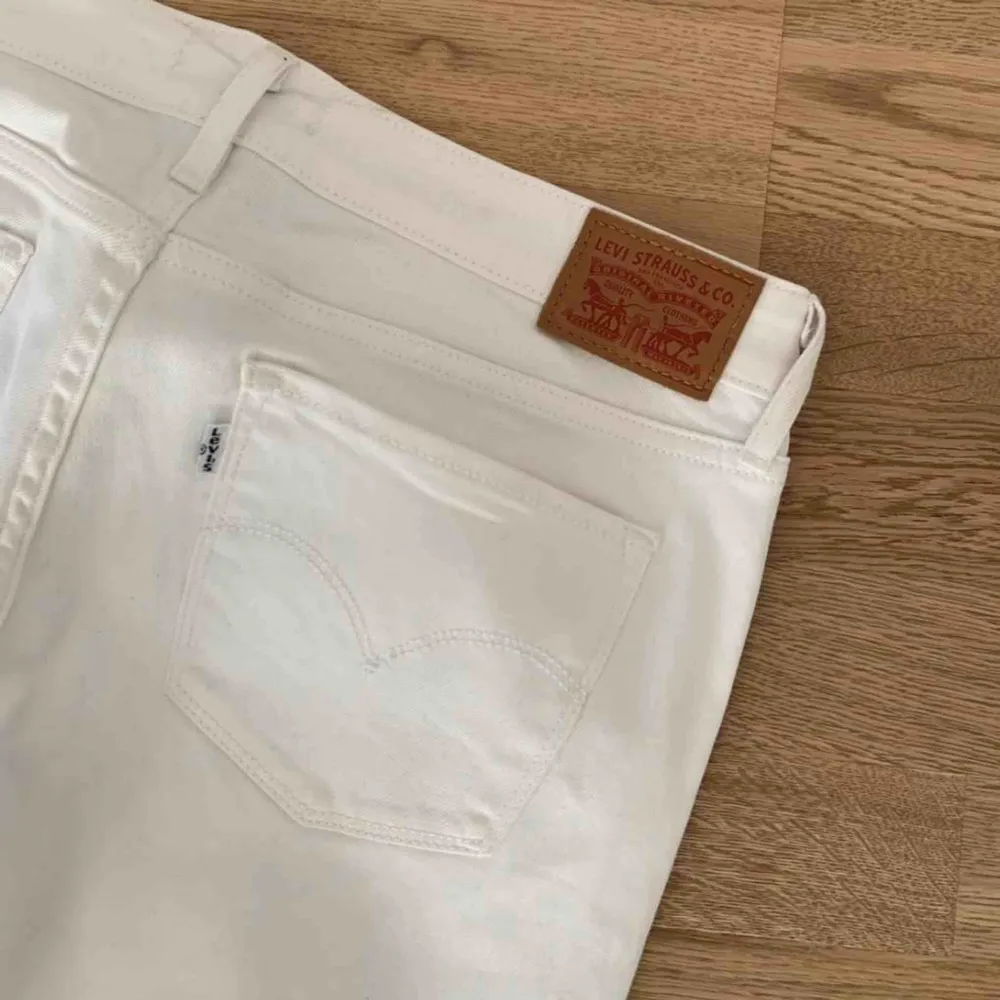 Aldrig använda Levis jeans i vit. Jeans & Byxor.