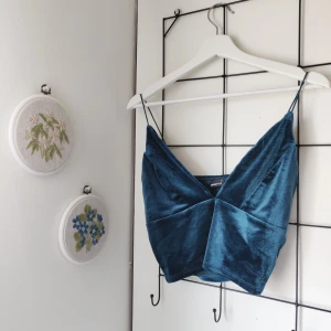 Topp i krossat sammet - Mörkblå croptopp i krossat sammet, använd en gång. Gratis frakt! Skickar idag ☺️