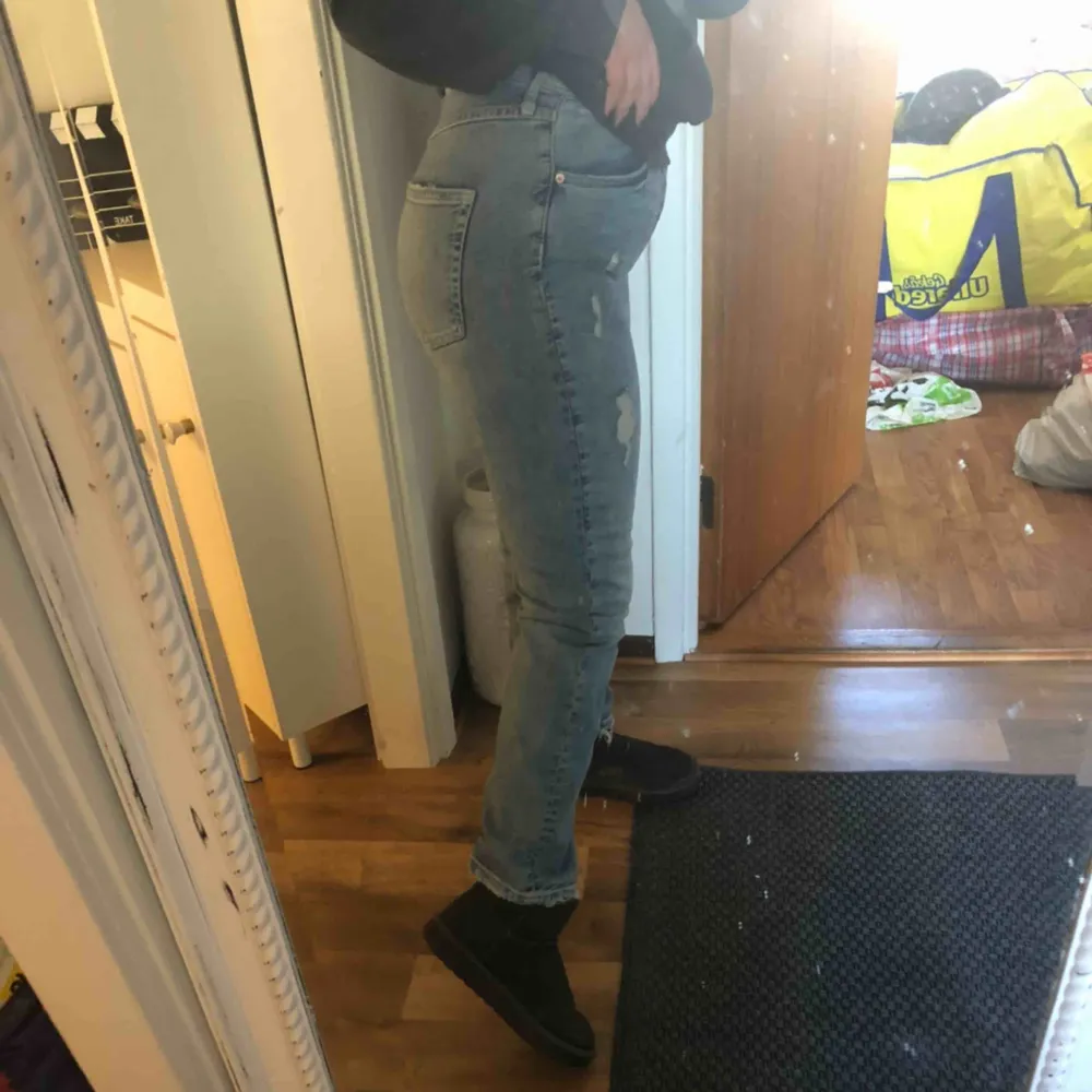 Super fina jeans, klippt bort lappen så vet ej storlek eller vart dom kommer ifrån men säljes pga att jag inte tycker jag passar i dem längre  Skulle säga att dem passar S/M (36/38) . Jeans & Byxor.