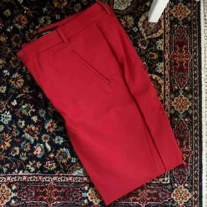 Mörkröda stilrena kostymbyxor i storlek XL köpt från Vero Moda. (Skriv gärna för att få bättre bilder).💜 