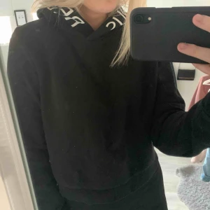  - Svart Huddie med vit text på luvan från New Yorker. Snörena som skulle vart i luvan har jag dragit ut så dem finns tyvärr inte kvar. Frakten står köparen för. ☺️