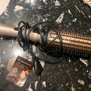  - Remington Keratin Therapy Pro Volume värmeborste/volymborste. Perfekt för att tämja frissigt hår och skapa volym. 