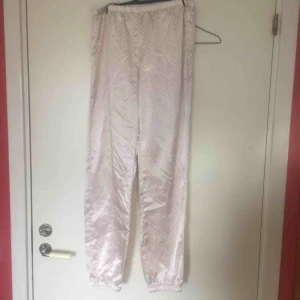  - Mjuka pyjamasbyxor passar någon runt 170