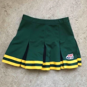  - Cheerleading kjol köpt på americana. Står storlek 14 i kjolen (vet inte vad det betyder haha) skulle säga storlek S. Köparen står för frakt alt möts upp i Stockholm. 
