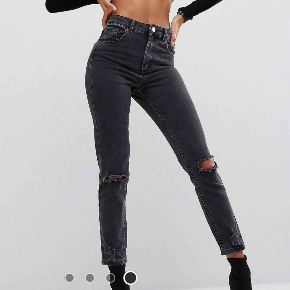Svarta urtvättade jeans med slitningar. Modellen Farleigh från ASOS. Jag skulle säga att de är mom-jeans. Köparen står för frakten 🌸. Jeans & Byxor.