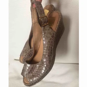 Skor - Snygga skor från kanna i storlek 39! Bra skick. Köparen står för frakten men kan även mötas upp i Uppsala, Knivsta eller Sigtuna. Tveka inte att fråga mig om något! 