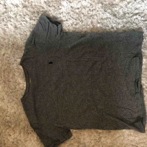  - Polo t-shirt  Fint skick!  Storlek M