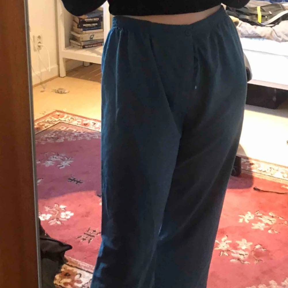 Mjuka byxor i en teal-ish färg💙 sitter pösigt och inte för tajt i midjan. Det finns två knappar för att justera passformen i midjan. Jeans & Byxor.