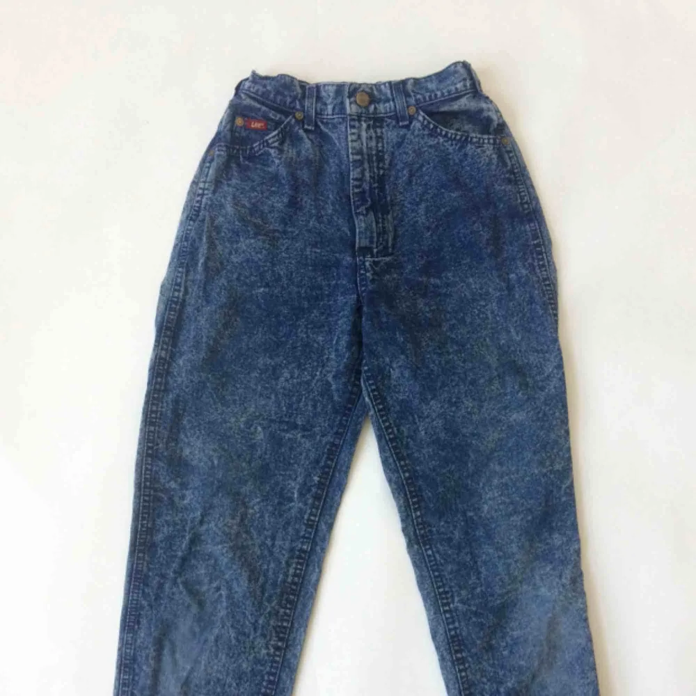 Lee jeans retro stentvättade, jeansstorlek ca 25-26, xsmall. Passform liknande Mom jeans (smal midja, vidare över höfter, avsmalnande nedtill. . Jeans & Byxor.