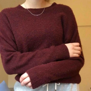  - Fin vinröd stickad tröja från H&M! Tyvärr blivit lite nopprig! Frakt tillkommer