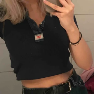  - Snygg jeansfärgad t-shirt piké från levis i storlek S. Frakt kostar 59kr. Modellen på tröjan är lång men går att vika upp som jag gjort på de första två bilderna. 